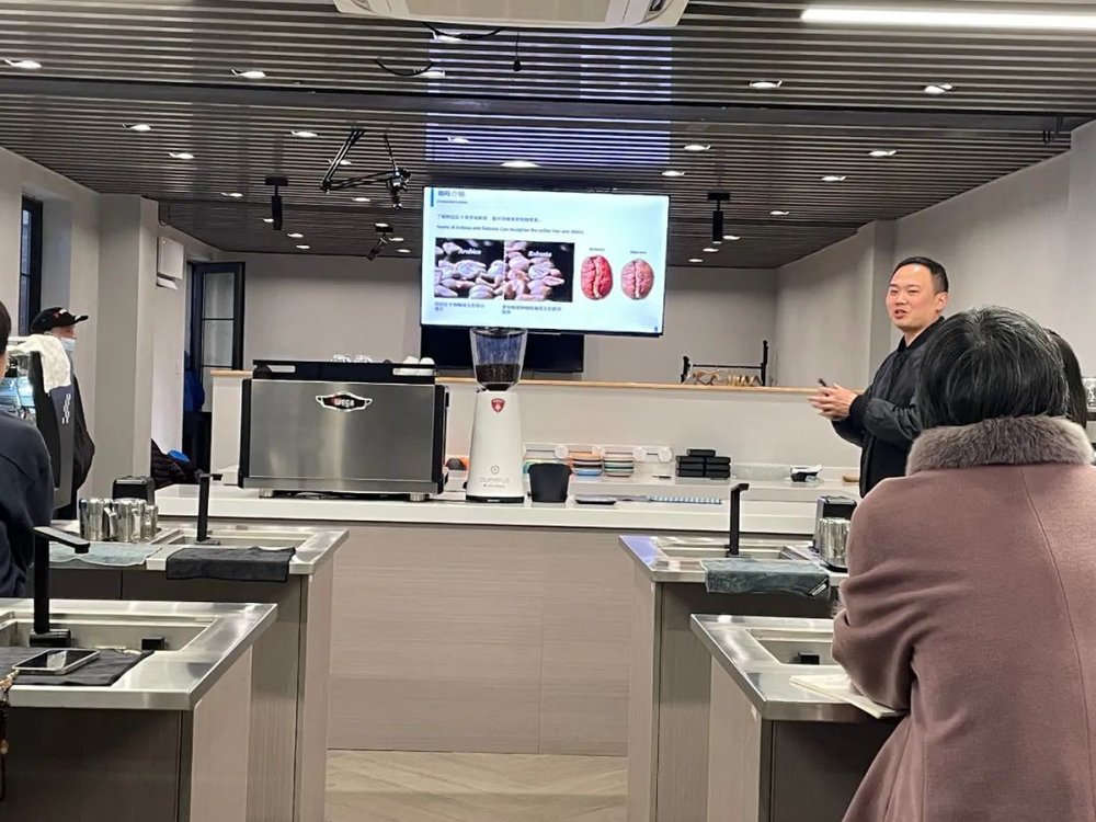 現金網:我在上海老年大學,學做咖啡