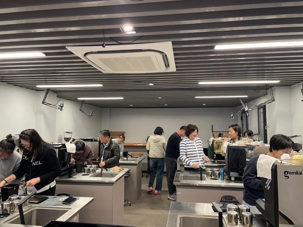 現金網:我在上海老年大學,學做咖啡