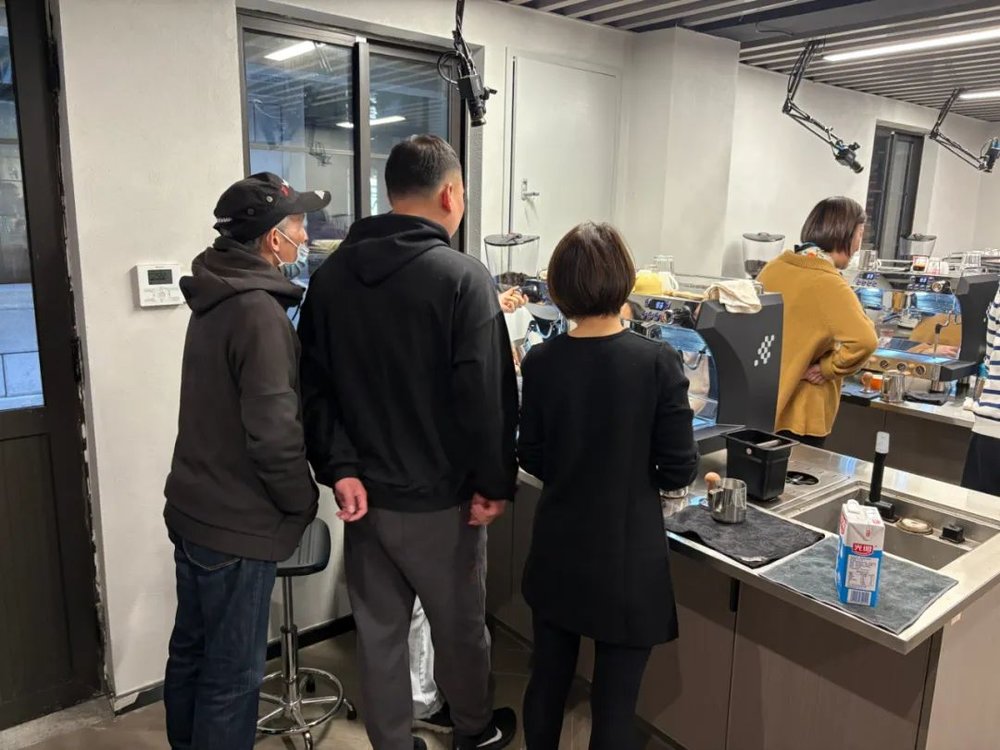 現金網:我在上海老年大學,學做咖啡